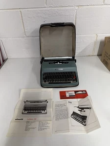 Máquina de escribir y estuche OLIVETTI LETTERA 32 - 1970 - Hecho en España - Funciona - Imagen 1 de 12