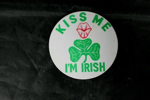 Vintage Kiss Me I'M Irish Pin Back Button Lips Lucky Clover St Paddy's Day - Picture 1 of 3
