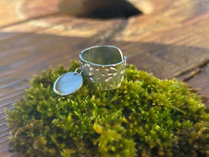 BAGUE MARTELÉE AJUSTABLE NEUVE BRELOQUE PAMPILLE COULEUR OR/ARGENT + POCHETTE - Picture 1 of 13