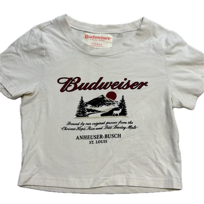 Camiseta corta pequeña Pacsun Budweiser para mujer joven beige Foto 1 de 4