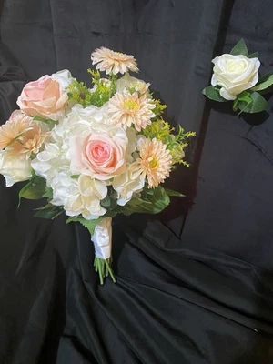 Большой белый, розовый и шампанское розовый свадебный букет с подходящий Boutonnière. - Изображение 1 из 4