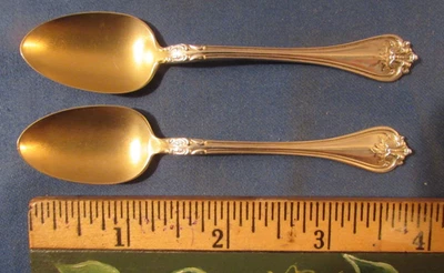 DOS CUCHARAS DEMITASSE DE PLATA ESTERLINA TOALLA VINTAGE CUENCO DE LAVADO DORADO SIN MONOGRAMA Foto 1 de 4