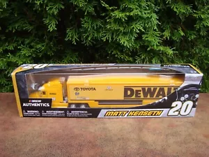 Dewalt #20 Matt Kenseth Die Cast Hauler Maßstab 1:64 NASCAR Authentics #13560 NEU - Bild 1 von 10
