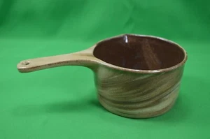 Cerámica remolino de arcilla de gres plateado, taza medidora, Oskaloosa, IA, esmalte marrón - Imagen 1 de 4