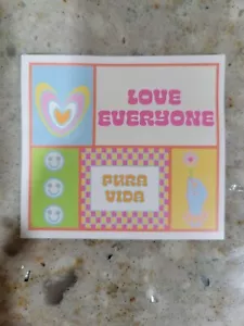 Nuovo Pura Vida Love Everyone Luglio 2022 Bracciale Mensile Club Adesivo SOLO - Foto 1 di 1
