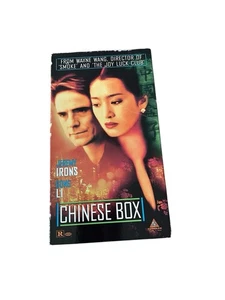 Chinese Box VHS 1998 Jeremy Irons Gong Li - Imagen 1 de 4