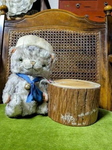 Juguete de peluche Hisa Kato Girly Cat on the Stump abril 2004 hecho a mano en Japón - Imagen 1 de 19