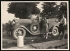 Fotografia samochodu Horch 350 1928, gospodyni domowa stojąca obok kabrioletu 