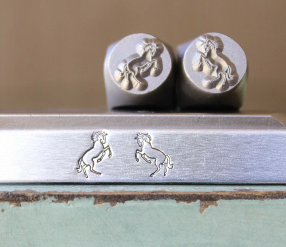 SUPPLY GUY 8 毫米立式马匹金属冲孔设计 2 张邮票套装 SGCH-479480 — 第 1/1 张图片