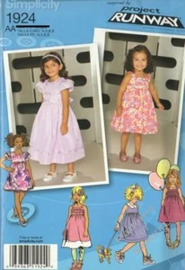 Schnittmuster Simplicity Nähen Mädchen Projekt Laufsteg inspiriert Kleid Gr. 1/2-3 NEU - Bild 1 von 1