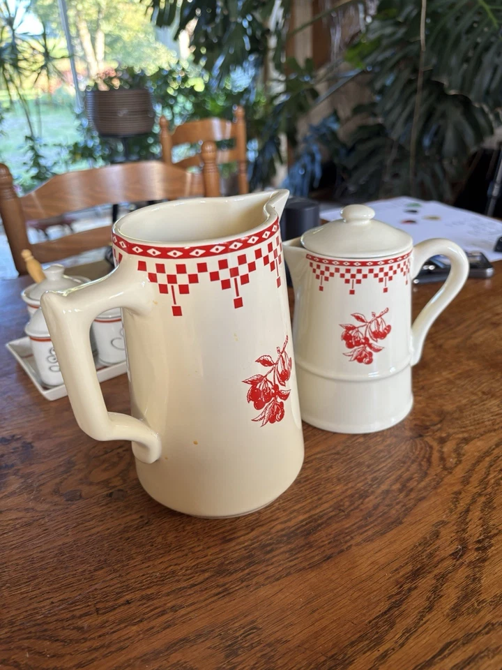 Un pot à eau ou à café et un pot pour le lait en porcelaine - Photo 1/2