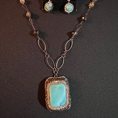 Conjunto de collar y pendientes turquesa Keren Creations con detalles de cristal Foto 1 de 4