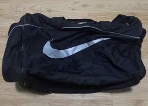 NIKE SWOOSH LOGO CLASSIC LARGE SEESACK REISE FITNESS BASKETBALL TASCHE GEPRÄGTE REISSVERSCHLÜSSE - Bild 1 von 5