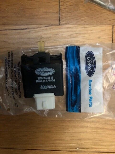 Interruptor descongelador janela traseira Lincoln Continental NOS 1982 1983 E25B-19A238-AA - Imagem 1 de 2