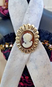 VINTAGE Schal Ring 60/70er zierlich braun KAMEE Kunststoff/Harz oval Dame goldfarben - Bild 1 von 12