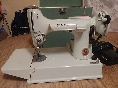 Vintage Singer White Featherweight Sewing Machine 221K With Case. • 900€