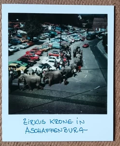 Vintage Polaroid Foto Snapshot ZIRKUS KRONE IN ASCHAFFENBURG Elefanten Parade - Bild 1 von 2