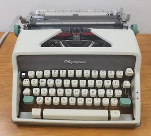 olympia deluxe sm7 typewriter serial no.1889896 1961 - Picture 1 of 22