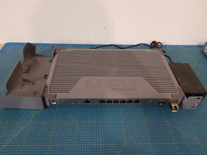 Juniper SRX300-SYS-JB SRX300 Services Gateway 8GbE 4G RAM 8G Flash_2.65_6B - Bild 1 von 4