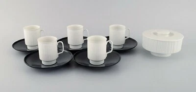Tapio Wirkkala pour Rosenthal. Cinq tasses à moka en porcelaine noire avec so... - Photo 1/4
