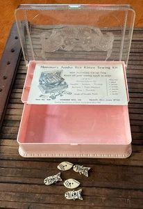 Scatola da cucire gattini/gatti plastica rigida ROSA Hommer vintage e bottoni pesce leggi - Foto 1 di 12