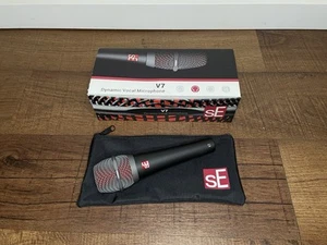 sE Electronics V7 Supercardioid Dynamic Handheld Vocal Microphone - Picture 1 of 12