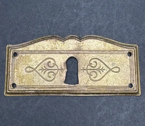 Vintage SINGLE LIGHT WEIGHT Brass Skeleton Key Hole Door Drawer Plate Escutcheon - Picture 1 of 4
