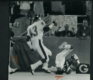 Willie Gault touchdown catch Terry Kinard 1987 Press Photo Chicago Bears Giants - Picture 1 of 2