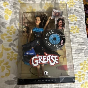 Barbie Grease Cha 2007 muñeca de coleccionista etiqueta plateada con soporte musical limitado - Imagen 1 de 12