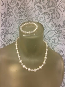 Kunstperlen & elastisches Armband Set silberfarbene Perlen und Etikett lautet "Neu mit Etikett" - Bild 1 von 5
