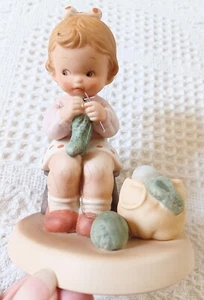 VINTAGE 1989 Enesco Memories of Yesterday - Gemütlicher Winter, Mädchen Strickfigur - Bild 1 von 6