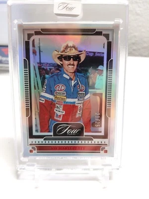 Panini Turn Four Racing Richard Petty 2025 lámina roja paralela 21/25 SP  Foto 1 de 2