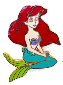 2004 - Prendedor comercial Disney - Ariel sentado mirando hacia arriba - La Sirenita - Imagen 1 de 2