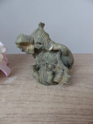 Sculpture éléphant gris avec son bébé qui joue ensemble Bonne Chance Amour - Photo 1/4
