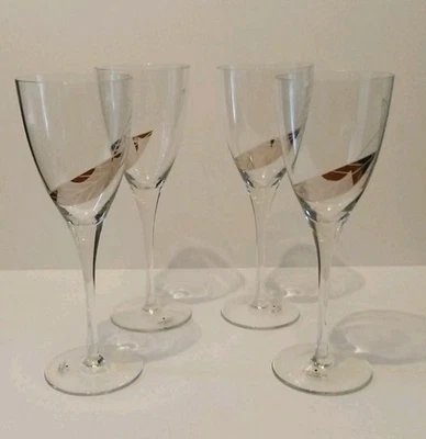 Set 4 bicchieri da vino in cristallo fatti a mano UK in vetro a stella bellissimo motivo foglia - Immagine 1 di 4