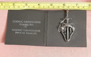 Wizarding World of Harry Potter Nagini Horkrux Godric Gryffindor Pin Beutekiste - Bild 1 von 5