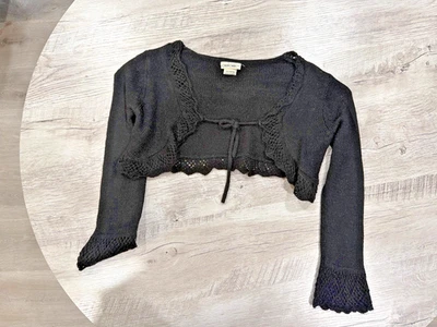 Bolero Cherokee Negro Tejido Recortado Encogerse de hombros XS 4/5 Festoneado Borde Corbata Frontal Foto 1 de 4