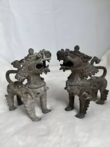 Un par de antiguos leones guardianes del templo nepalí - Imagen 1 de 4