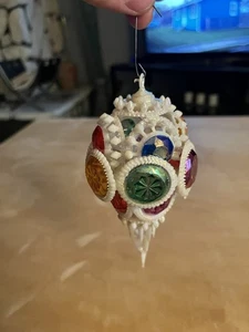 Vintage 1960’s Jeweled Plastic Christmas Ornament White Filigran W Multicolor Fa - Bild 1 von 11