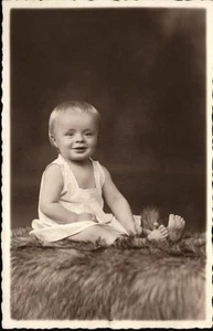~1930/40 Fotokunst Echtfoto-AK Real-Photo-Postcard Kind Junge Mädchen posierend - Picture 1 of 1