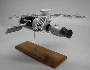 Skylab Raumstation NASA Satellit Mahagoni Ofen Holz Modell groß neu - Bild 1 von 1
