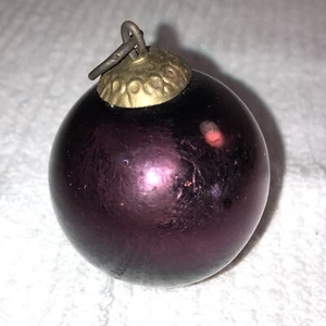 Antiguo adorno de vidrio y metal bola redonda púrpura de 2" - Imagen 1 de 9