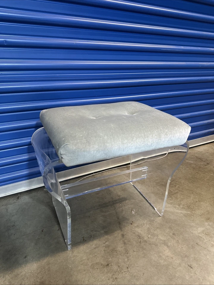 Banco Lucite Moderno Mediados de Siglo Colina Fabricación Cascada Banco Gris Terciopelo Foto 1 de 4