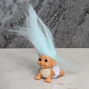 Vintage Russ Krabbel Baby Troll Puppe, hellblaue Haare, Windel & Lätzchen, 2" 1990er - Bild 1 von 9