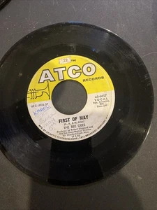 THE BEE GEES FIRST OF MAY/LAMPLIGHT 45-6657 45 RECORD - Imagen 1 de 2