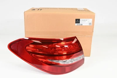 Original Mercedes-Benz Schlussleuchte links außen 2059065100 - Bild 1 von 4