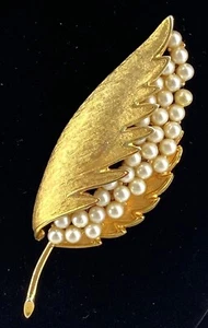 COROCRAFT ~ Vintage Stylized Leaf Brooch In Gold Tone & Faux Pearls - Picture 1 of 5