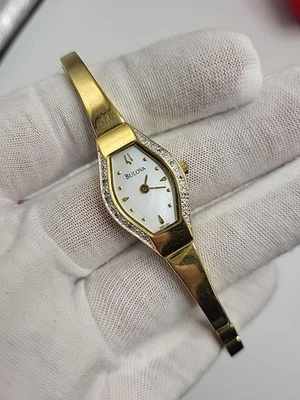 $335 Reloj de vestir para mujer Bulova 98R105 tono dorado diamante madreperla esfera  Foto 1 de 4