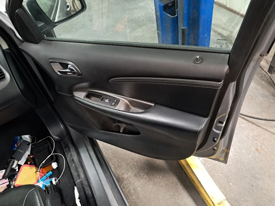 2017 Dodge Journey Front Right Door Panel Trim Black OEM Used 409452 Foto 1 de 4