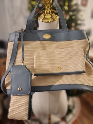 Cartera de Mano Etienne Aigner Tejida Azul Tostado y Madera de Cuña con Juego de Accesorios Foto 1 de 4